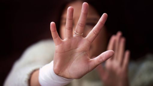 Sie wacht auf mit blutender Kopfwunde