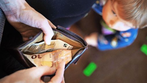 Junge Mutter hat Angst, dass ihr der Strom abgestellt wird