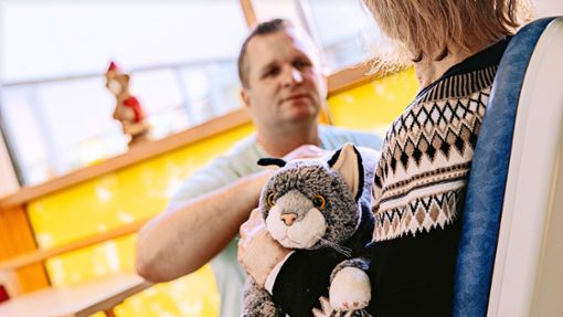 Sie schnurrt und miaut – wie eine Roboter-Katze Demenzkranken hilft